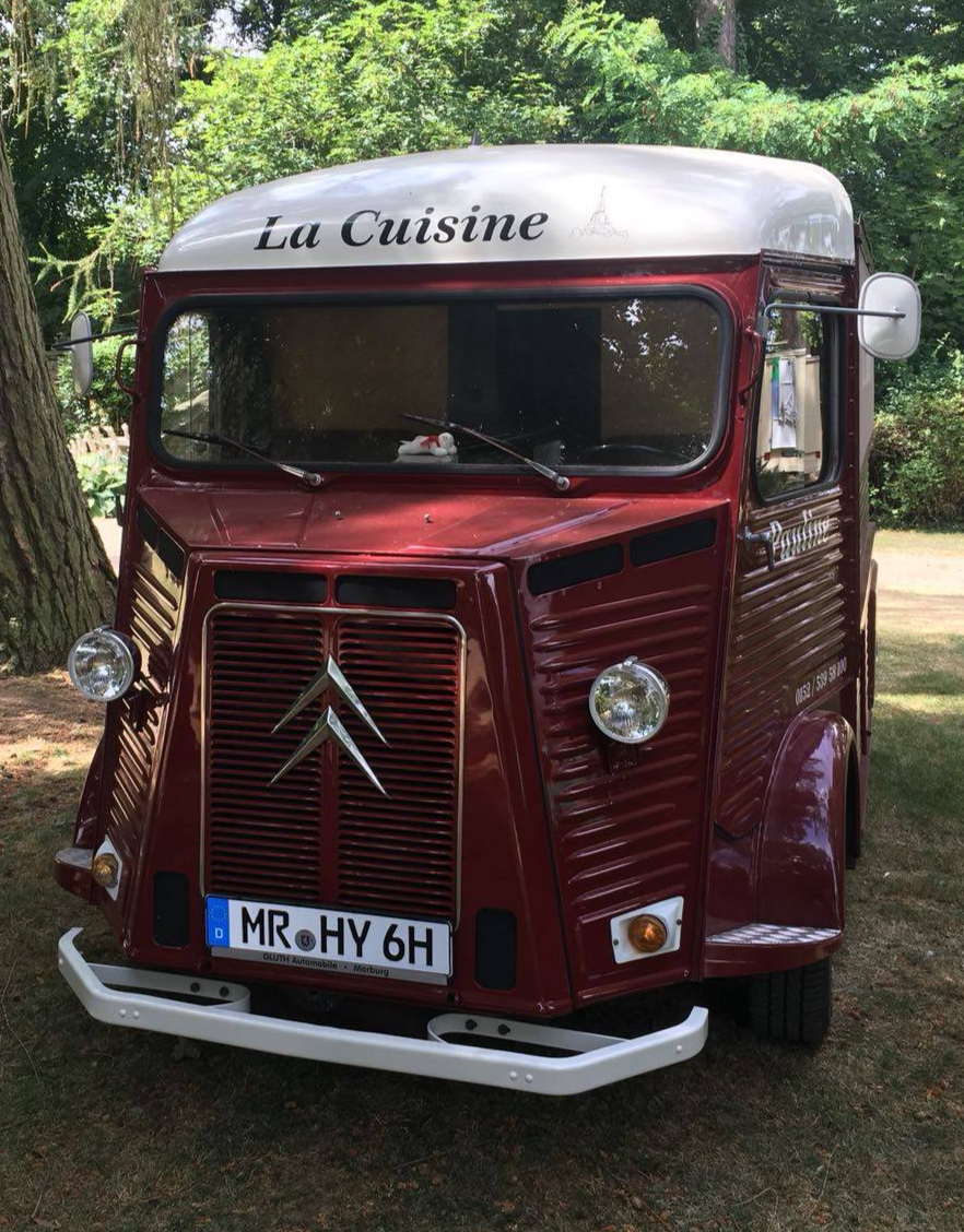 Frontansicht des burgunderroten Citroën HY Pauline