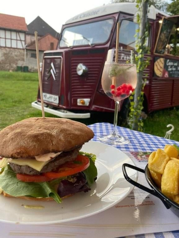 Hausgemachter Burger vor dem Oldtimer Pauline