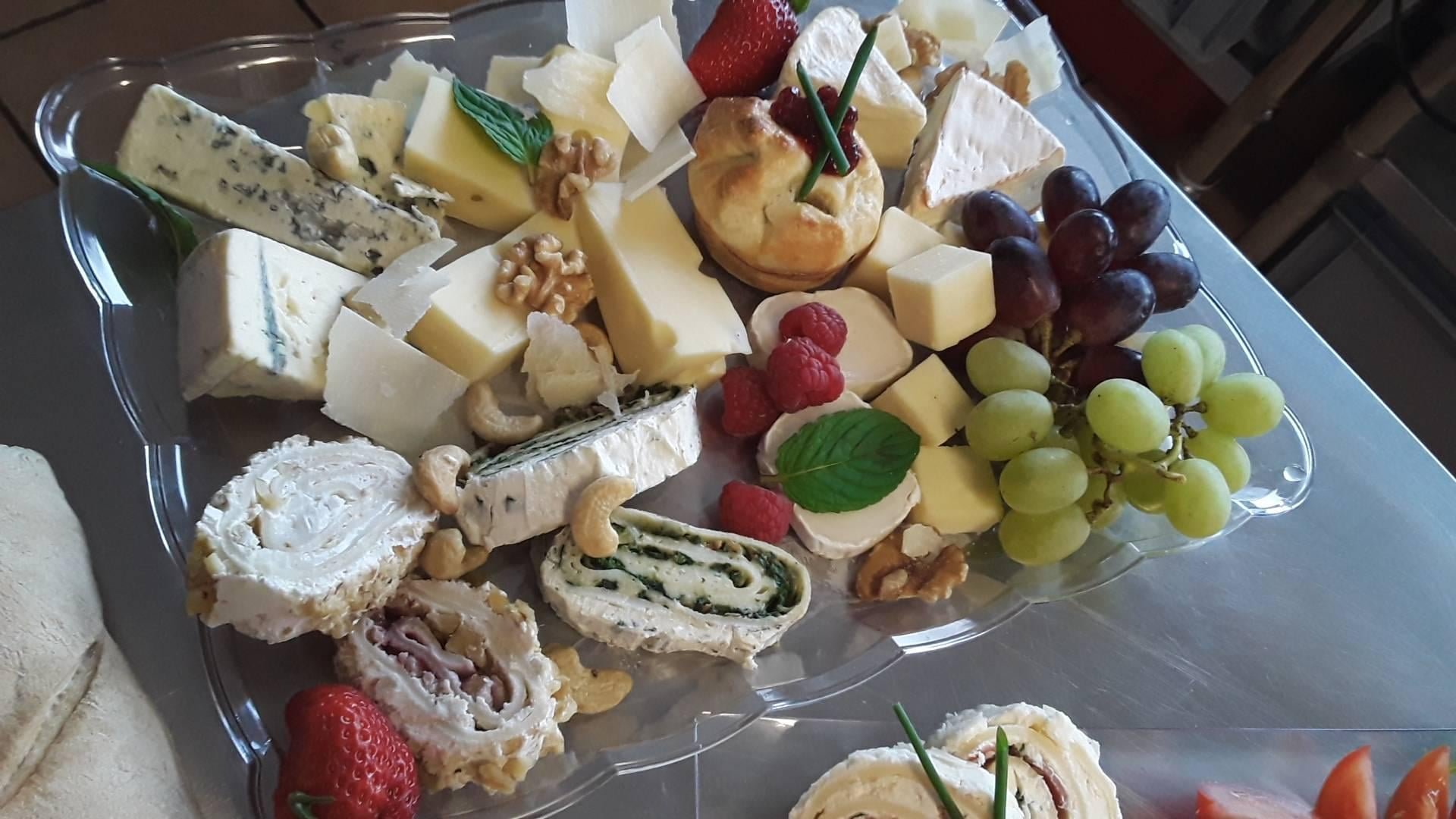 Käse- und Antipastiplatte für ein Buffet