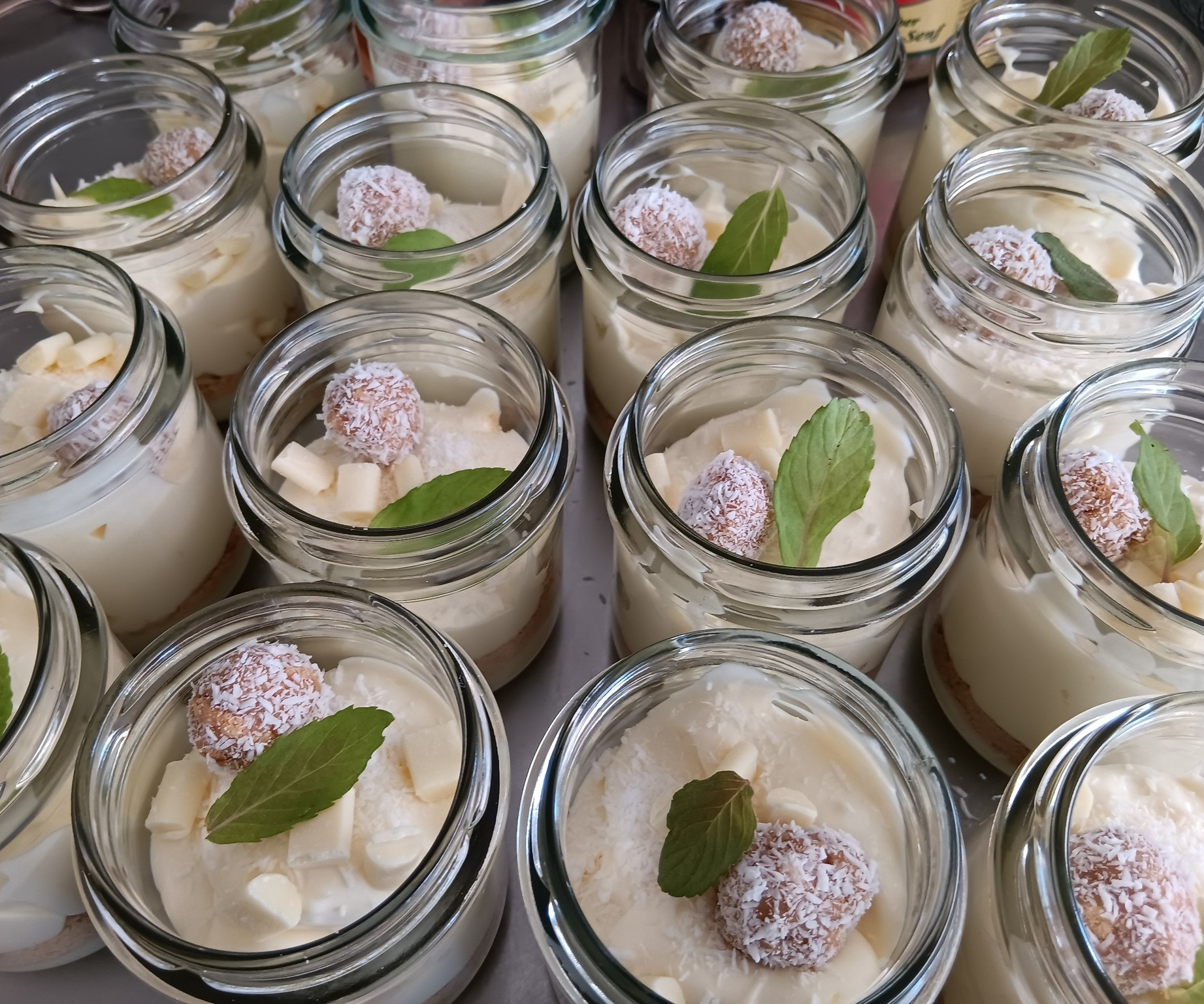 Dessertgläser mit Panna Cotta